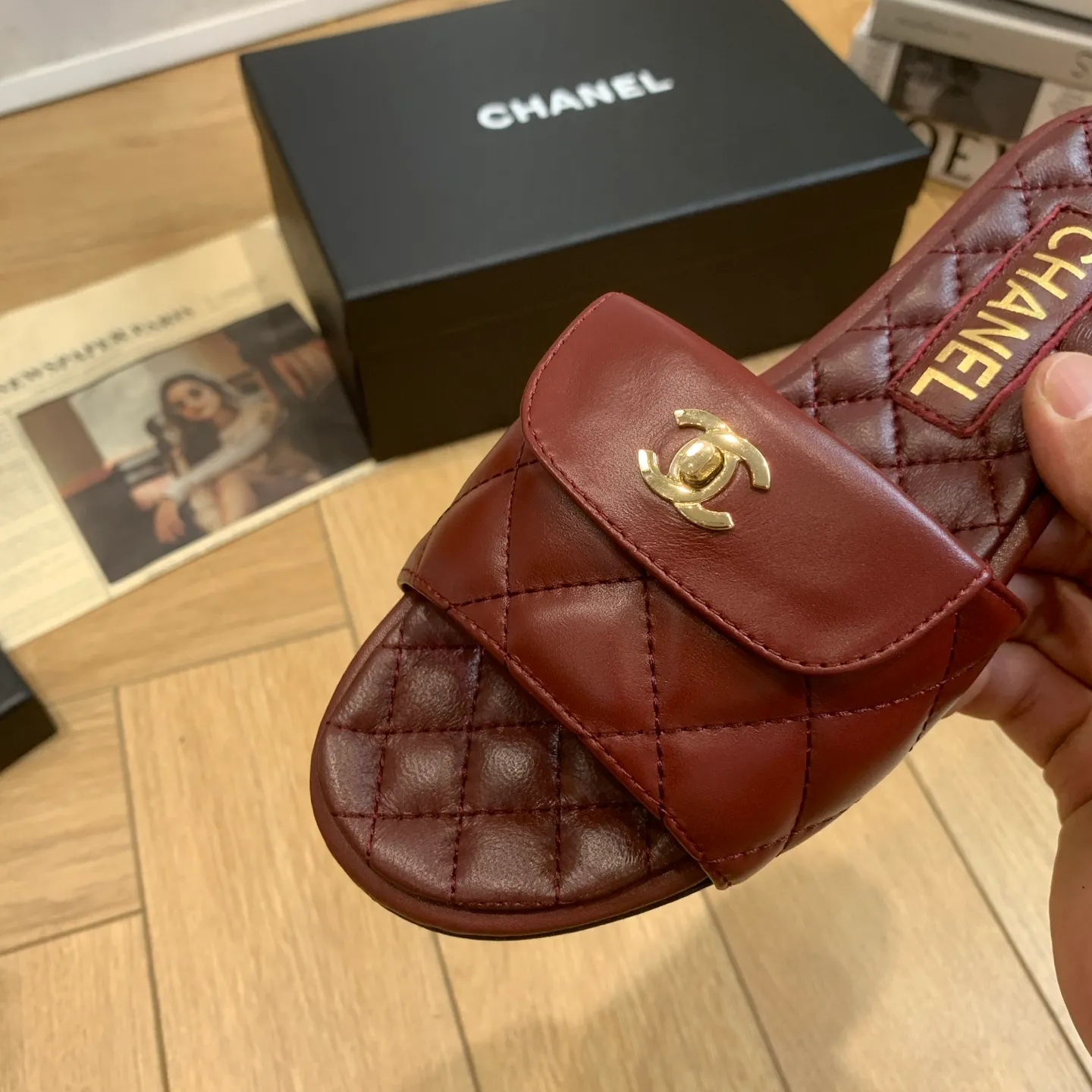 👟👟Ex-factory price 500👟👟 🍀Chanel Xiaoxiang 25ss new lazy slippers, versatile and slimming model, a slipper with great appearance, perfect with any combination! Lazy slippers are worth recommending. Calfskin upper, mixed sheepskin lining, Italian genuine leather outsole. Size: 35-41 (40 and 41 customized, non-refundable) 👉